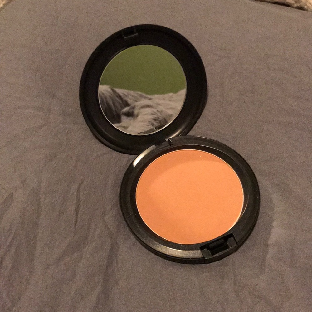 NWOT Mac Bronzing Powder - Golden